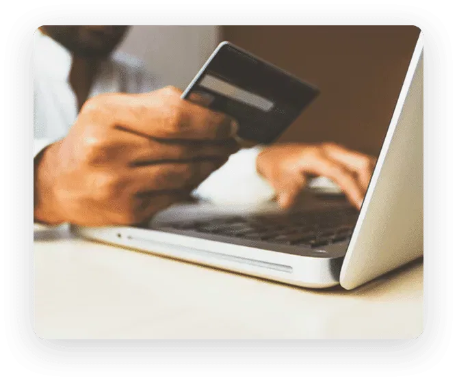 Home segurando cartão de crédito