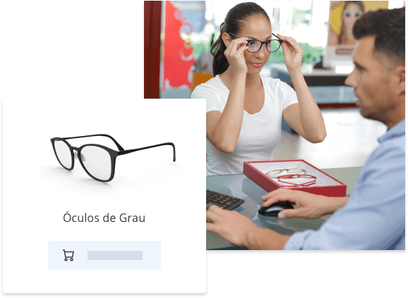Mulher sendo atendida em uma óptica