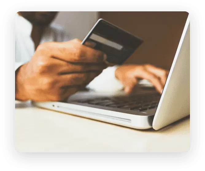 Home segurando cartão de crédito